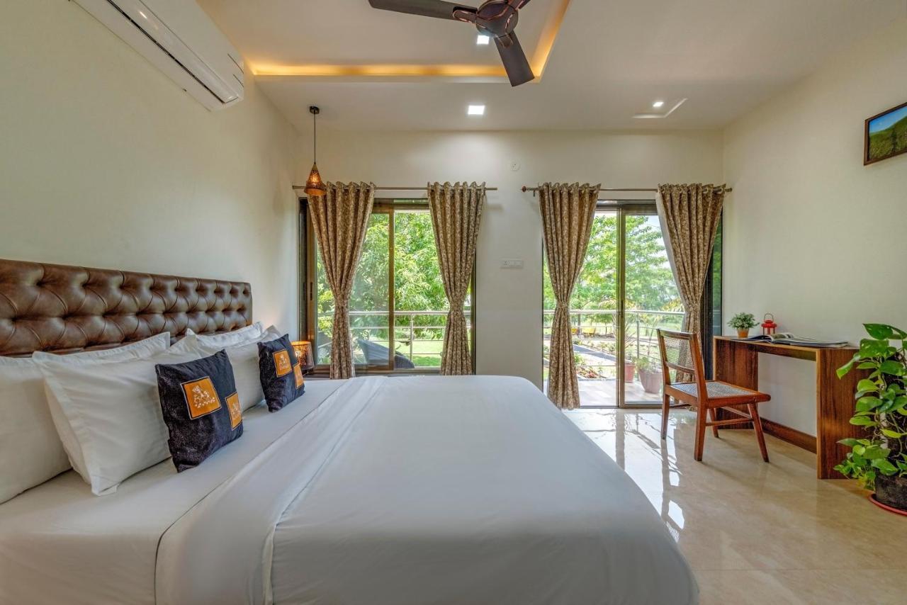 Saffronstays Lakeview Nivara - Farm Stay Villa With Private Pool Near Pune Exterior foto